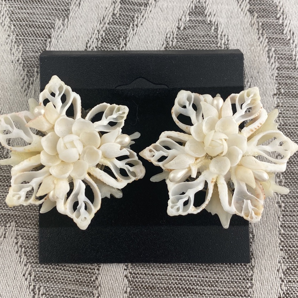 Vintage Earrings Seashell Flowers Clip-on